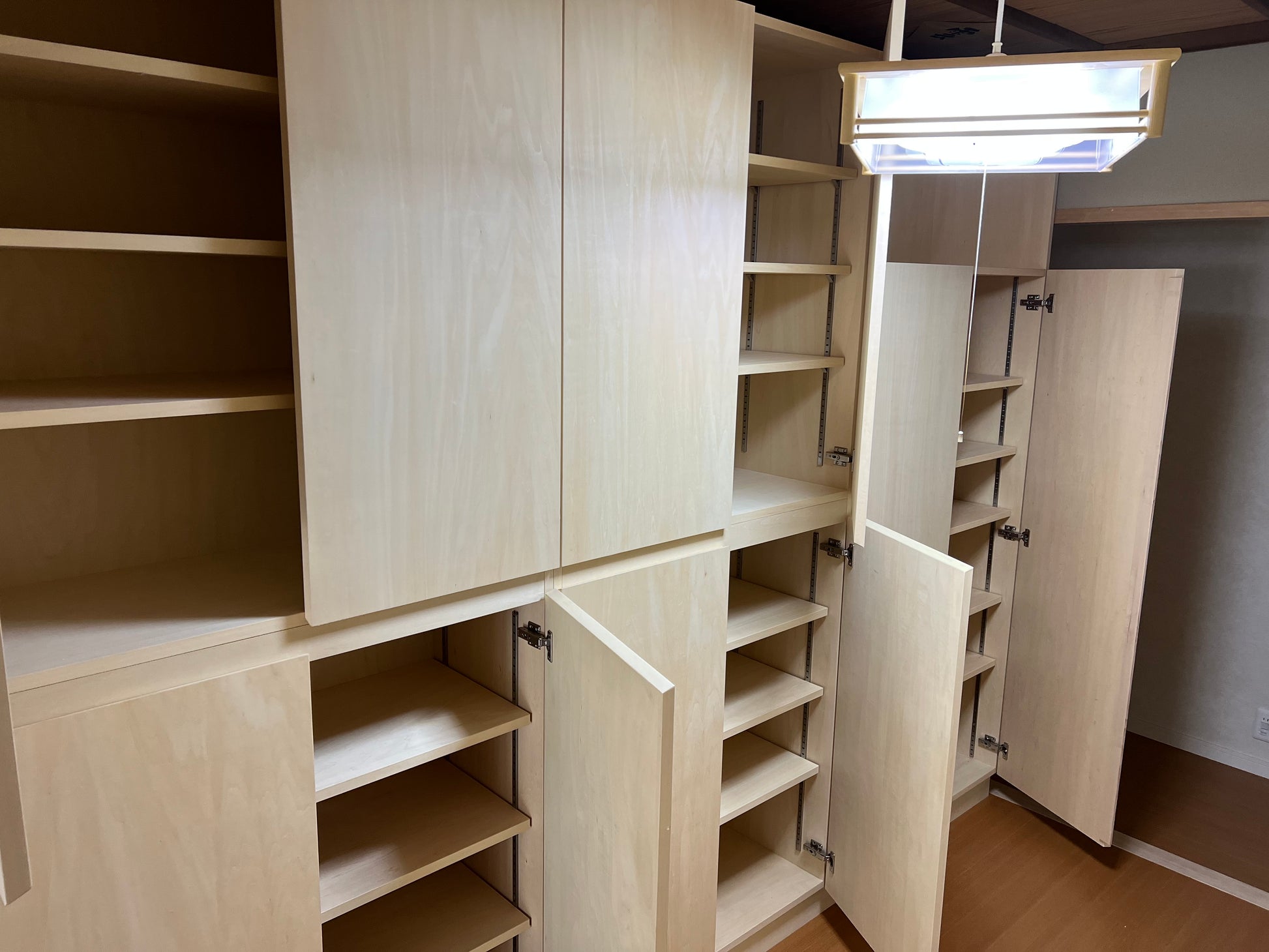 ナチュラルデザインの造作収納家具_4